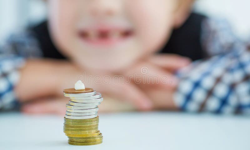 Lächelnder Junge mit dem fehlenden Vorderzahn Stapel von Münzen mit einem Milchzahn auf die Oberseite stockbild Lächelnder Junge mit dem fehlenden Vorderzahn Stapel von Münzen mit einem Milchzahn auf die Oberseite stockbild