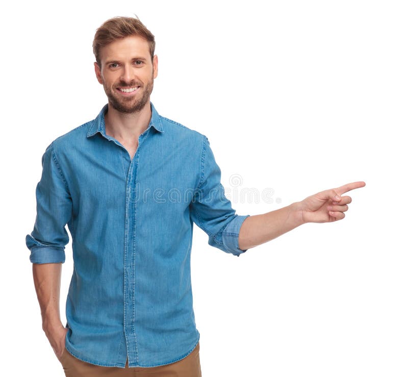 Lächelnder junger Mann zeigt auf Seite stockfotos Lächelnder junger Mann zeigt auf Seite stockfotos