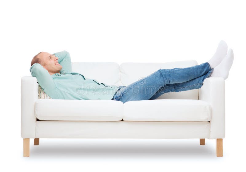 Gut Aussehender Mann, Der Auf Sofa Und Lesebuch Liegt Stockbild Bild
