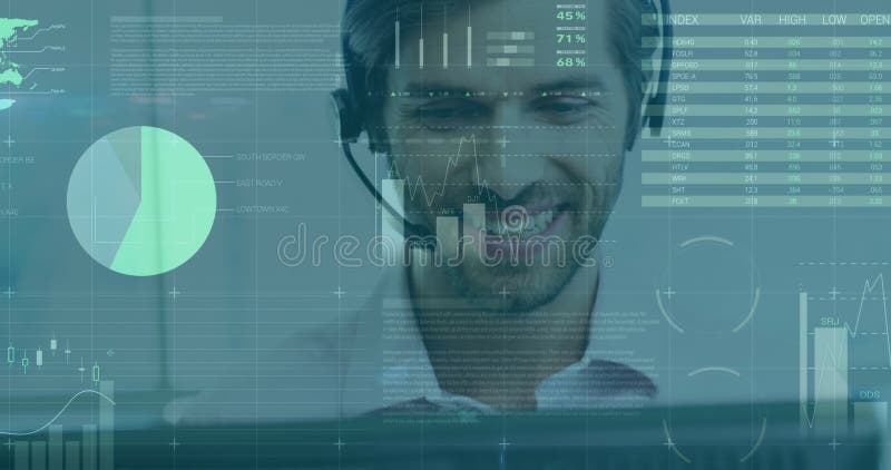 Lächelnder Mann mit Headset Analyse digitaler Daten auf Computerbildschirm im Büro lizenzfreies stockfoto