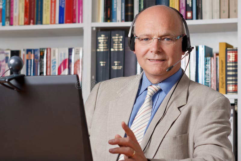 Lächelnder Mensch-Computerkopfhörer stockbilder Lächelnder Mensch-Computerkopfhörer stockbilder
