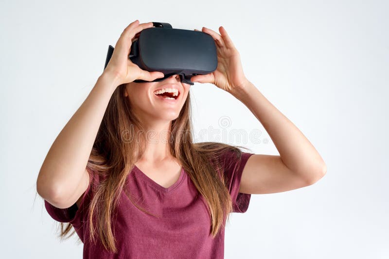 Lächelnder Schutzbrillenkopfhörer der virtuellen Realität der positiven Frau tragender, vr Kasten Verbindung, Technologie, neue G
