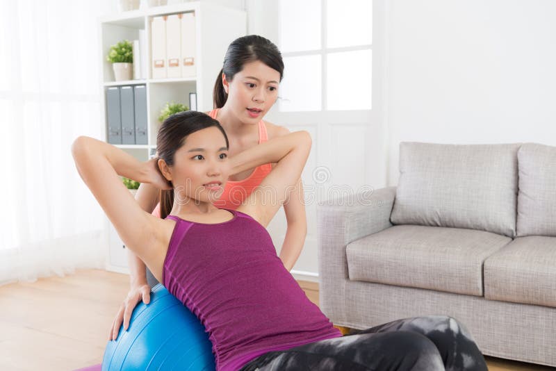 Lächelnder weiblicher Eignungsstudent, der auf Yogaball liegt lizenzfreies stockfoto Lächelnder weiblicher Eignungsstudent, der auf Yogaball liegt lizenzfreies stockfoto