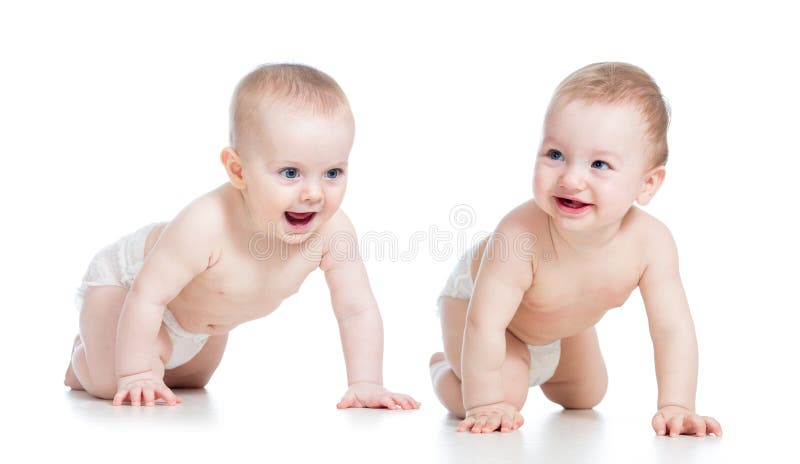 Lächelndes Babymädchen- und -jungenkriechen