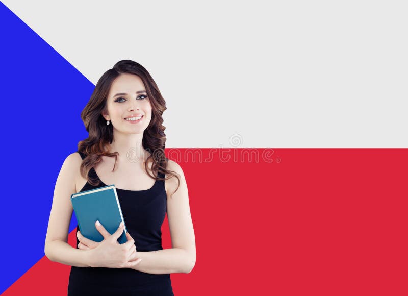 Lächelndes Frauenporträt gegen die Flagge der Tschechischen Republik Reise und tschechische Sprache lernen lizenzfreies stockfoto Lächelndes Frauenporträt gegen die Flagge der Tschechischen Republik Reise und tschechische Sprache lernen lizenzfreies stockfoto