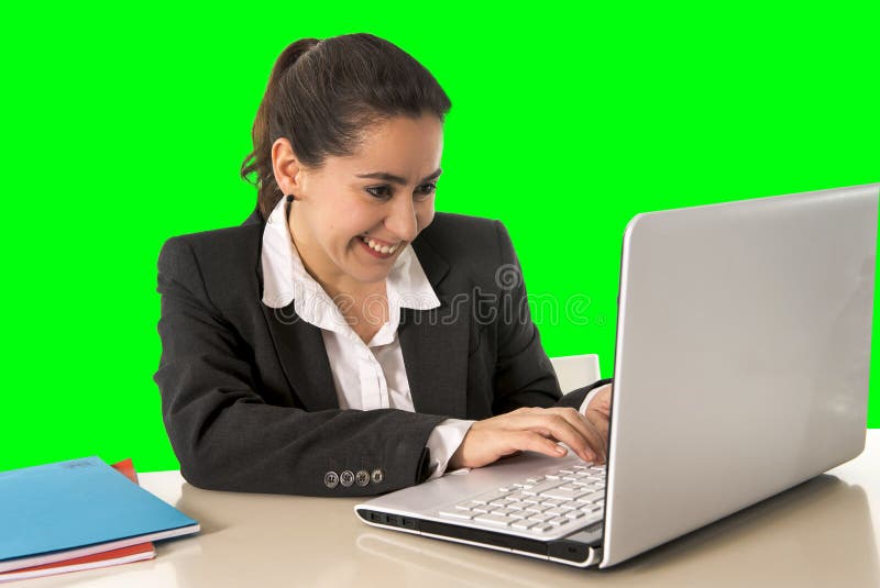 Lächelndes glückliches Arbeiten der Geschäftsfrau an Laptop-Computer Grünfarbenreinheits-Schlüsselhintergrund lizenzfreies stockbild Lächelndes glückliches Arbeiten der Geschäftsfrau an Laptop-Computer Grünfarbenreinheits-Schlüsselhintergrund lizenzfreies stockbild