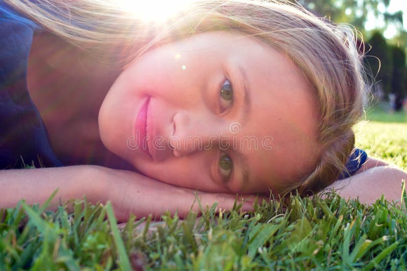 Lächelndes junges Gesicht des Mädchens Nettes Kind freut sich lizenzfreie stockfotografie Lächelndes junges Gesicht des Mädchens Nettes Kind freut sich lizenzfreie stockfotografie
