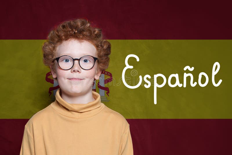 Lächelndes Kind auf spanischer Flagge mit der Aufschrift Espanol auf Spanisch. Konzept Bildung und Ausbildung in Spanien stockbilder
