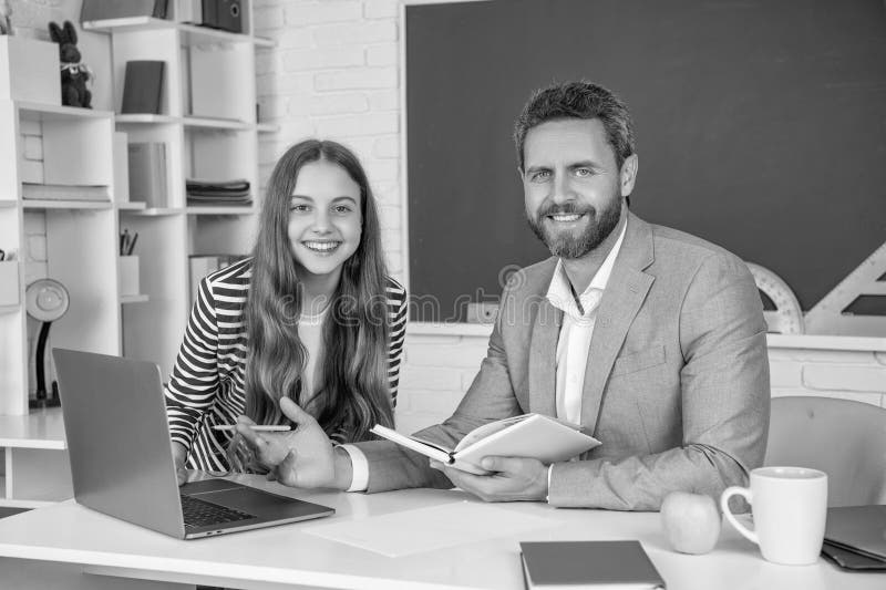Lächelndes Kind mit Lehrer im Klassenzimmer. Bildung lizenzfreie stockfotografie