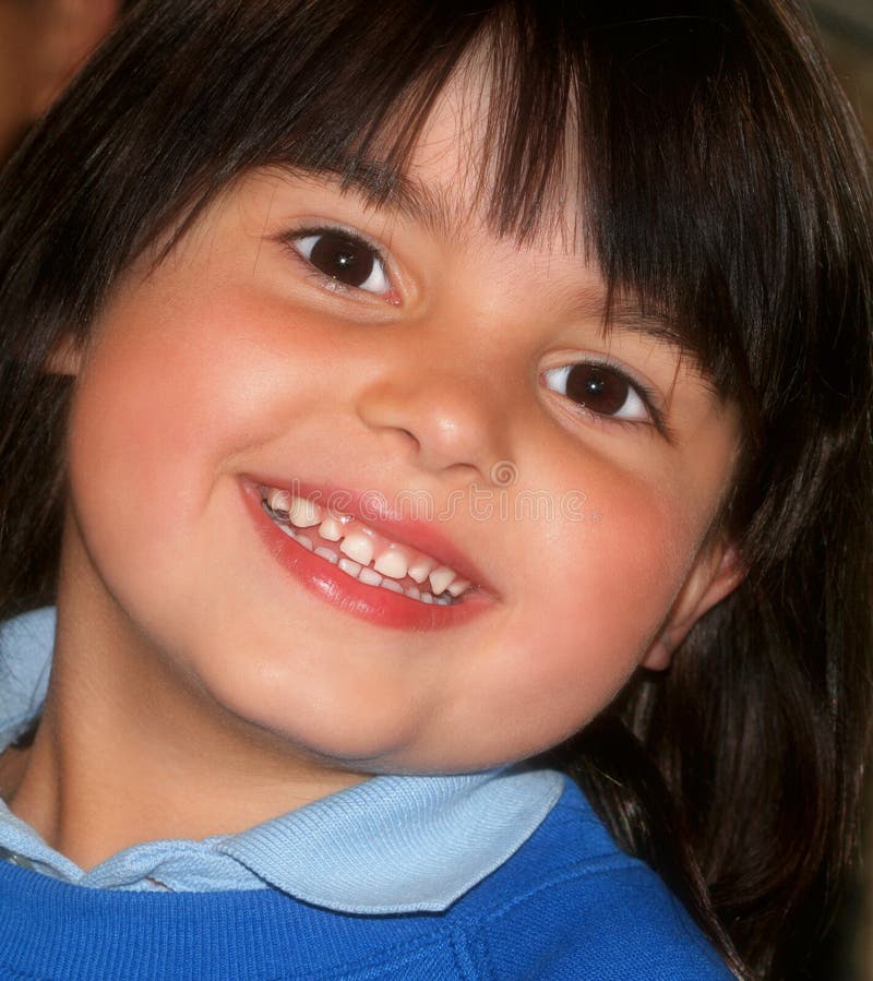Lächelndes kleines Mädchen stockfoto Lächelndes kleines Mädchen stockfoto