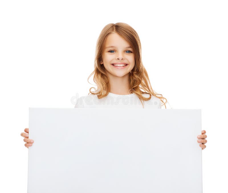 Lächelndes kleines Mädchen mit leerem weißem Brett lizenzfreies stockbild