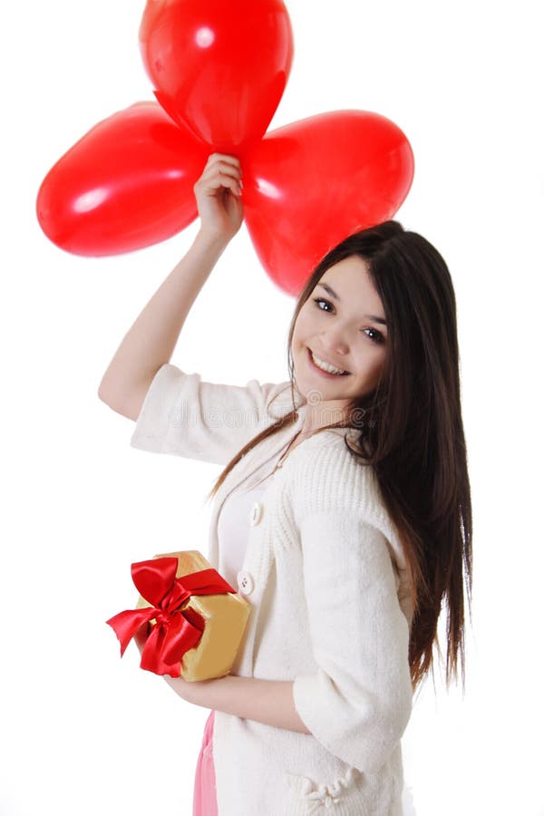 Lächelndes Mädchen mit roten Ballonen und Geschenk stockfoto Lächelndes Mädchen mit roten Ballonen und Geschenk stockfoto