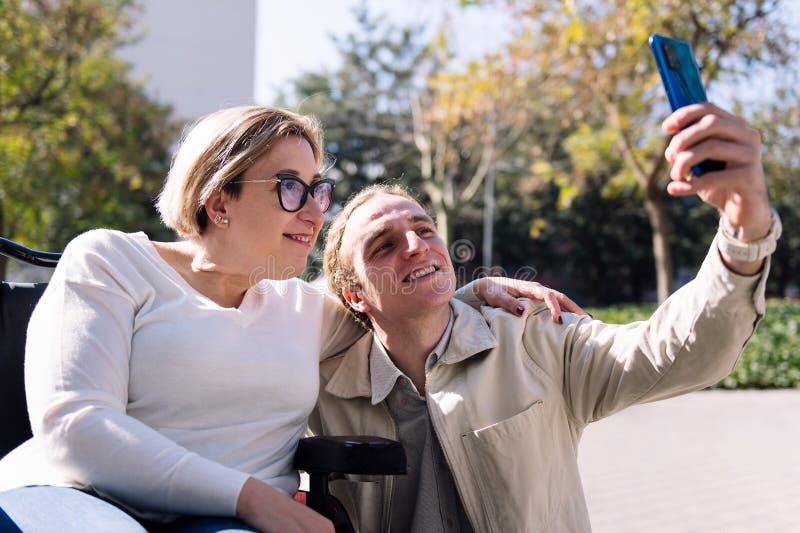 Lächelndes Paar, das sich selfie mit Handy stockbild