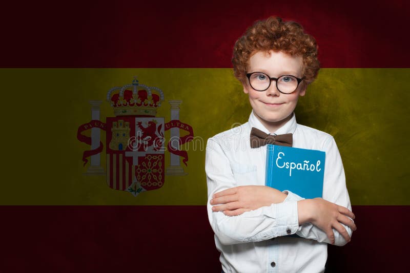 Lächelndes Schülerkind auf spanischem Hintergrund. Konzept Bildung und Kindheit in Spanien lizenzfreie stockfotos