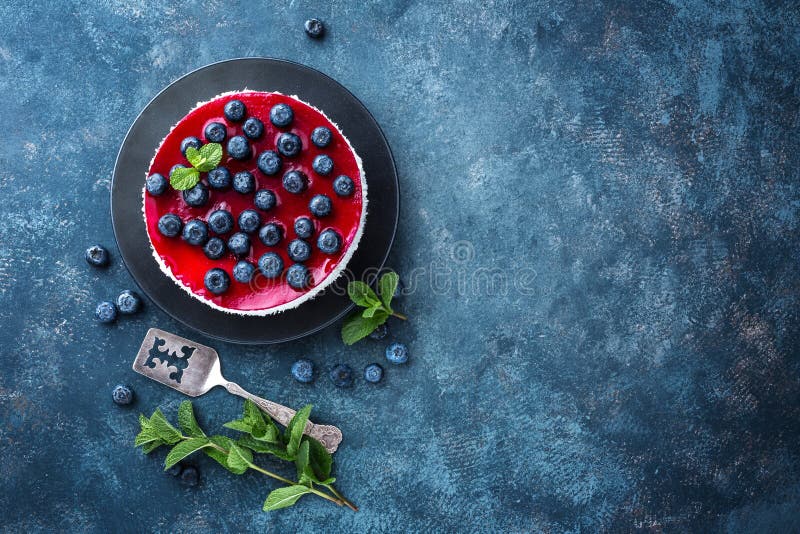 Läcker blåbärkaka med ny bär och marmelad, smaklig ostkaka royaltyfria bilder Läcker blåbärkaka med ny bär och marmelad, smaklig ostkaka royaltyfria bilder