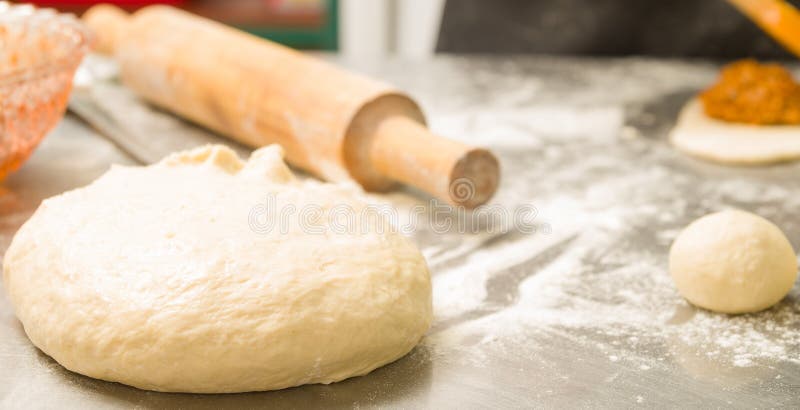 Läcker bröddeg för Closeup som formas som boll, innan att baka, kavelbakgrund arkivfoton Läcker bröddeg för Closeup som formas som boll, innan att baka, kavelbakgrund arkivfoton