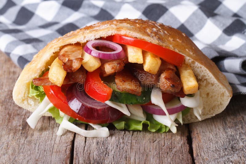 Läcker donerkebab med kött, grönsaker och småfiskar i pitabröd fotografering för bildbyråer Läcker donerkebab med kött, grönsaker och småfiskar i pitabröd fotografering för bildbyråer