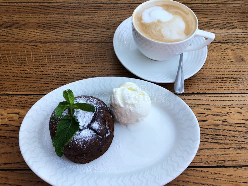 Läcker efterrättchokladkaka med glass och mintkaramellen arkivbild Läcker efterrättchokladkaka med glass och mintkaramellen arkivbild