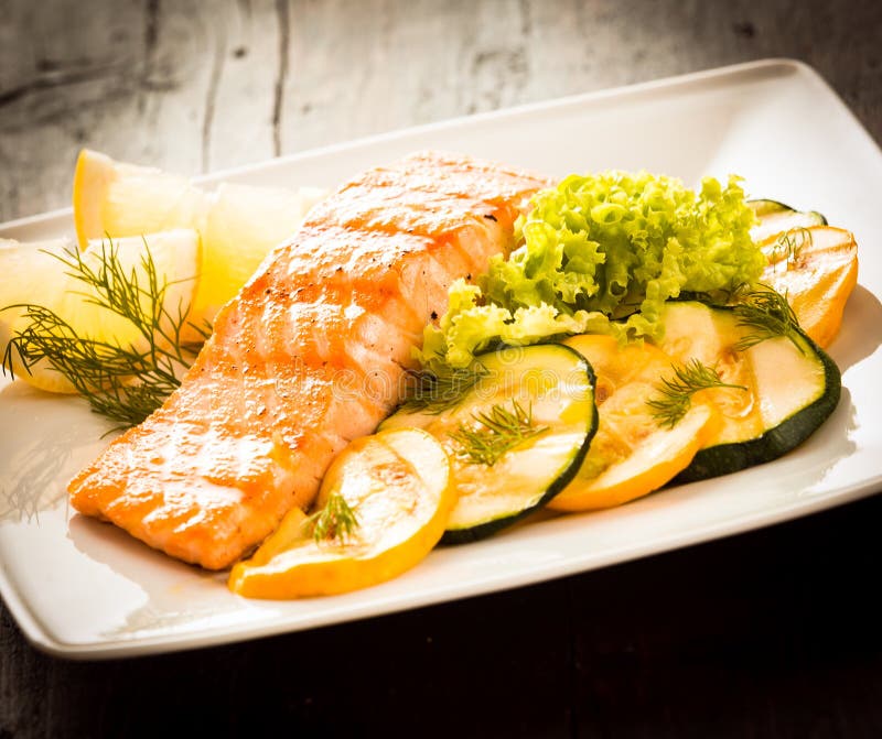 Läcker gourmet grillad laxbiff arkivfoton