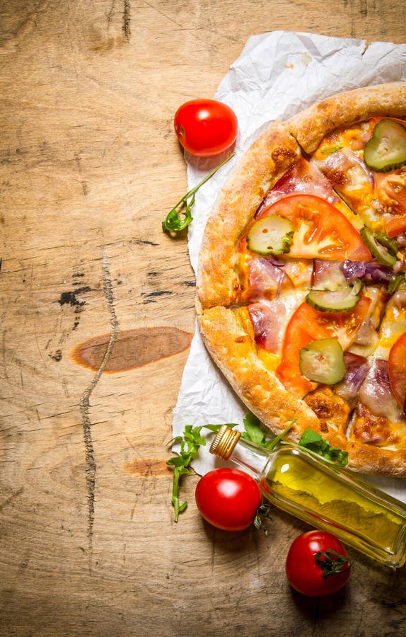 läcker pizza fotografering för bildbyråer läcker pizza fotografering för bildbyråer