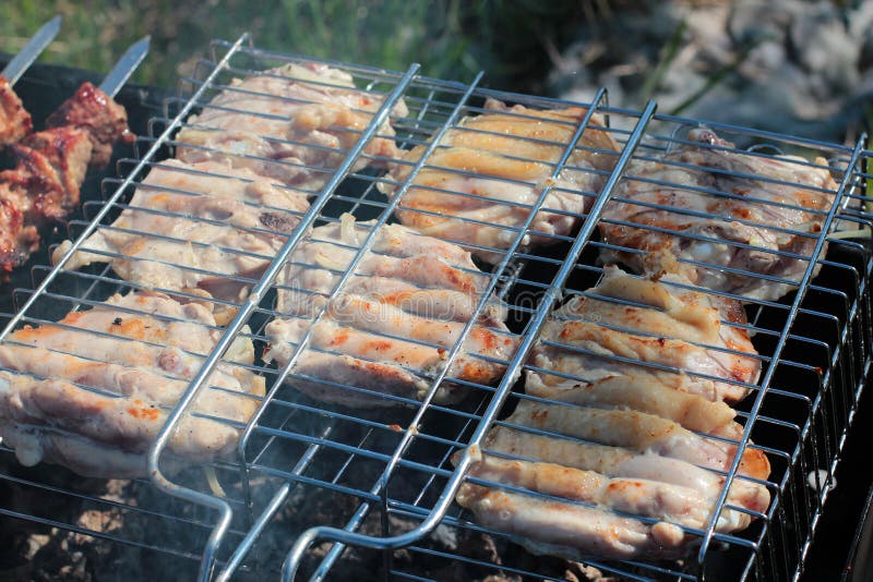 Läcker saftig chargrilled shashlik eller marinerat kött på gallergrillfest på grillfestgallret, sikt från över, närbild royaltyfria foton Läcker saftig chargrilled shashlik eller marinerat kött på gallergrillfest på grillfestgallret, sikt från över, närbild royaltyfria foton