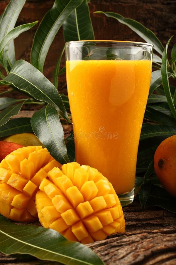 Läcker saftig mangosmoothie royaltyfria foton Läcker saftig mangosmoothie royaltyfria foton