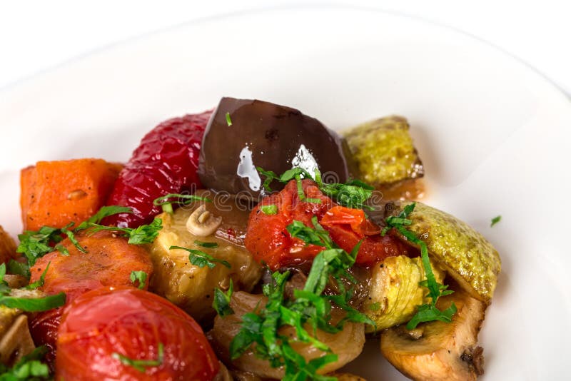 läcker stekt auberginemat grillade grönsaker för nutritious smakliga tomater för champinjoner vegetariska praktiska royaltyfri bild läcker stekt auberginemat grillade grönsaker för nutritious smakliga tomater för champinjoner vegetariska praktiska royaltyfri bild