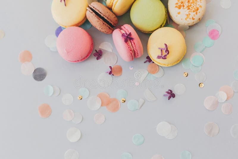 Läckra färgrika makron på moderiktiga pastellgrå färger skyler över brister med li fotografering för bildbyråer Läckra färgrika makron på moderiktiga pastellgrå färger skyler över brister med li fotografering för bildbyråer