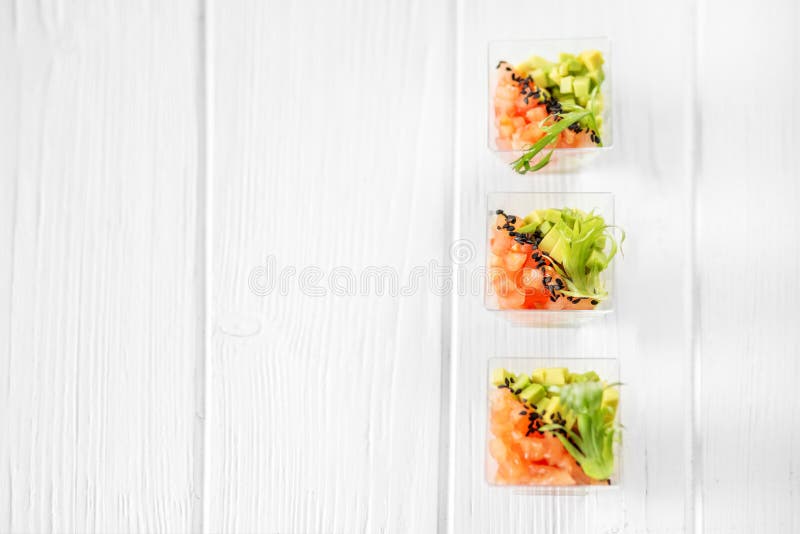 Läckra grönsakaptitretare med avokadot och tomaten i koppar r arkivfoton Läckra grönsakaptitretare med avokadot och tomaten i koppar r arkivfoton
