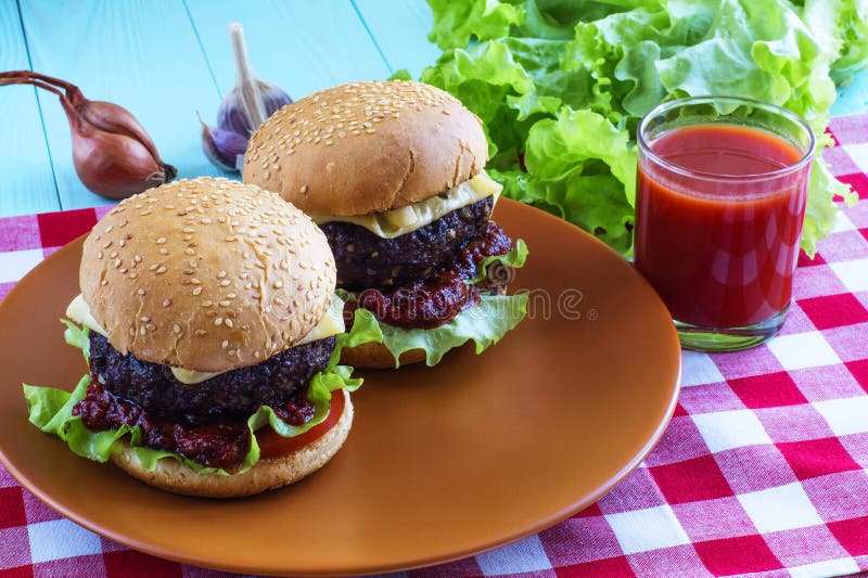 Läckra hamburgare med nötkött, tomaten, ost och grönsallat fotografering för bildbyråer Läckra hamburgare med nötkött, tomaten, ost och grönsallat fotografering för bildbyråer