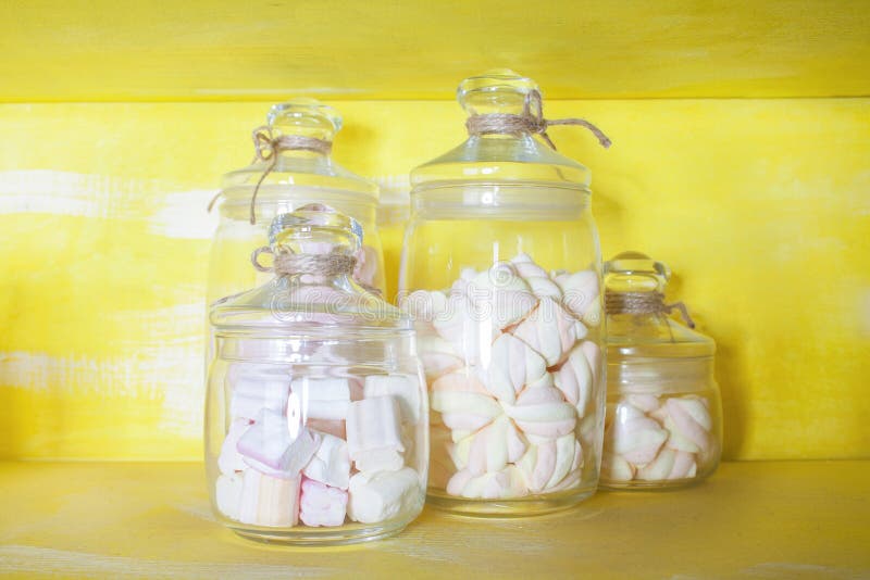 Läckra marshmallower i den glass kruset royaltyfria foton Läckra marshmallower i den glass kruset royaltyfria foton