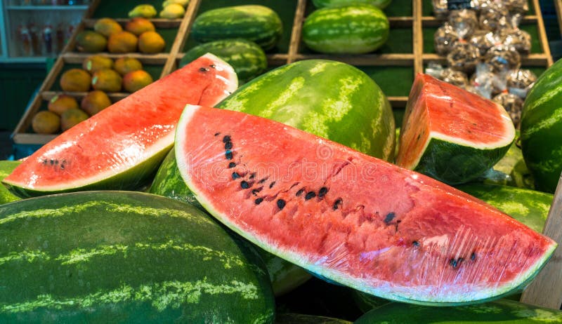 Läckra stora vattenmelonskivor på försäljning på marknad ny fruktsommar royaltyfri fotografi Läckra stora vattenmelonskivor på försäljning på marknad ny fruktsommar royaltyfri fotografi