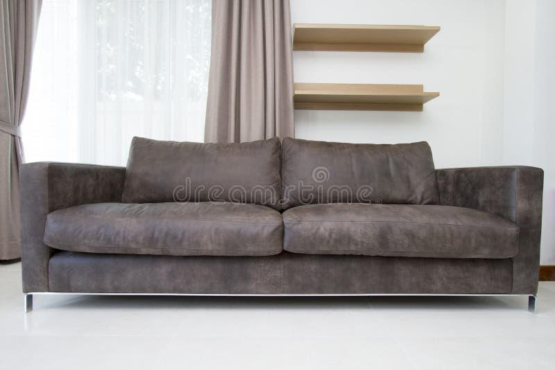Brun lädersoffa i modern vardagsrum