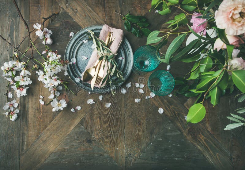 Lägenhet-lekmanna- av tabellinställning med mandelblomningen blommar och pioner arkivbilder Lägenhet-lekmanna- av tabellinställning med mandelblomningen blommar och pioner arkivbilder
