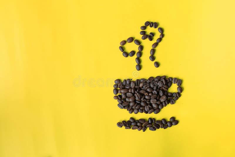 lägenheten för den bästa sikten som är lekmanna- av kaffebönor i kopp- och luktsymbol, formar på gul bakgrund royaltyfri foto lägenheten för den bästa sikten som är lekmanna- av kaffebönor i kopp- och luktsymbol, formar på gul bakgrund royaltyfri foto