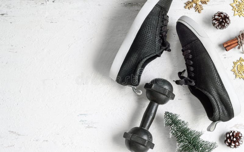 Lägenheten lägger av glad jul och det lyckliga nya året för sunda och aktiva livsstilbegrepp Sammansättning med hantlar, sportsko royaltyfri foto Lägenheten lägger av glad jul och det lyckliga nya året för sunda och aktiva livsstilbegrepp Sammansättning med hantlar, sportsko royaltyfri foto