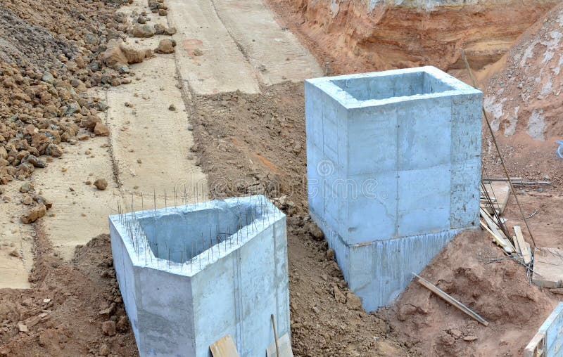 Lägga eller utbyte av underjordiska stormavklopprör Installation av vattenströmförsörjningen, den sanitära avkloppet och stormavr arkivfoton Lägga eller utbyte av underjordiska stormavklopprör Installation av vattenströmförsörjningen, den sanitära avkloppet och stormavr arkivfoton