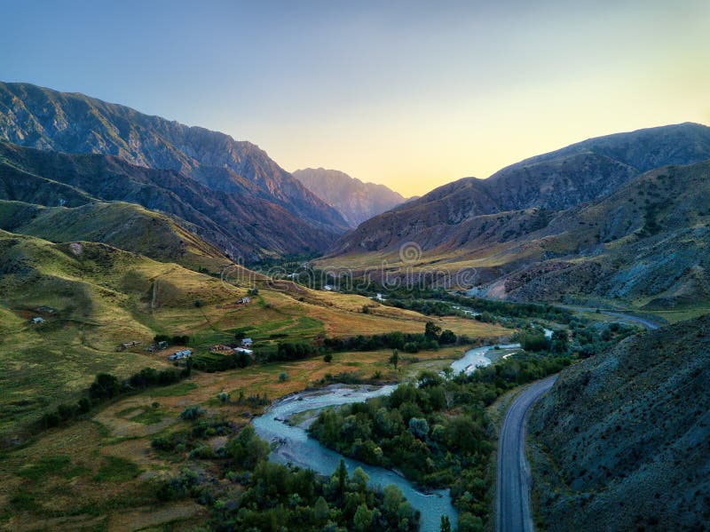 Lägre Naryn flodkanjon i Kirgizistan som tas i Augusti 2018 som tas i HDR