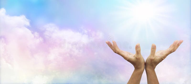 Läka händer som är utsträckta in mot solen royaltyfri fotografi Läka händer som är utsträckta in mot solen royaltyfri fotografi