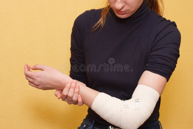 Läkarförband för armbågskador arkivfoton