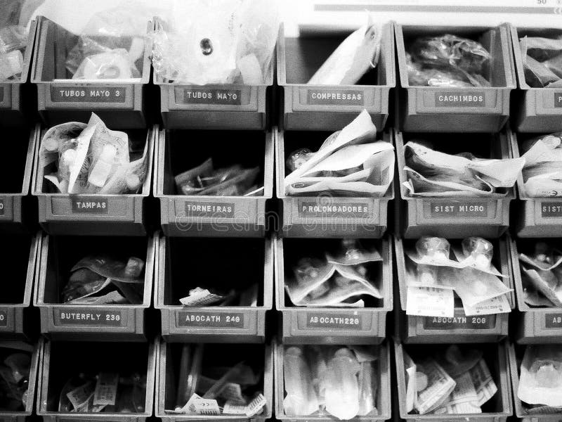 läkarundersökningen objects shelfs fotografering för bildbyråer läkarundersökningen objects shelfs fotografering för bildbyråer