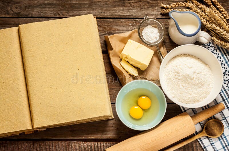 Ländliche Küchenbacken-Kuchenbestandteile und leerer Koch buchen