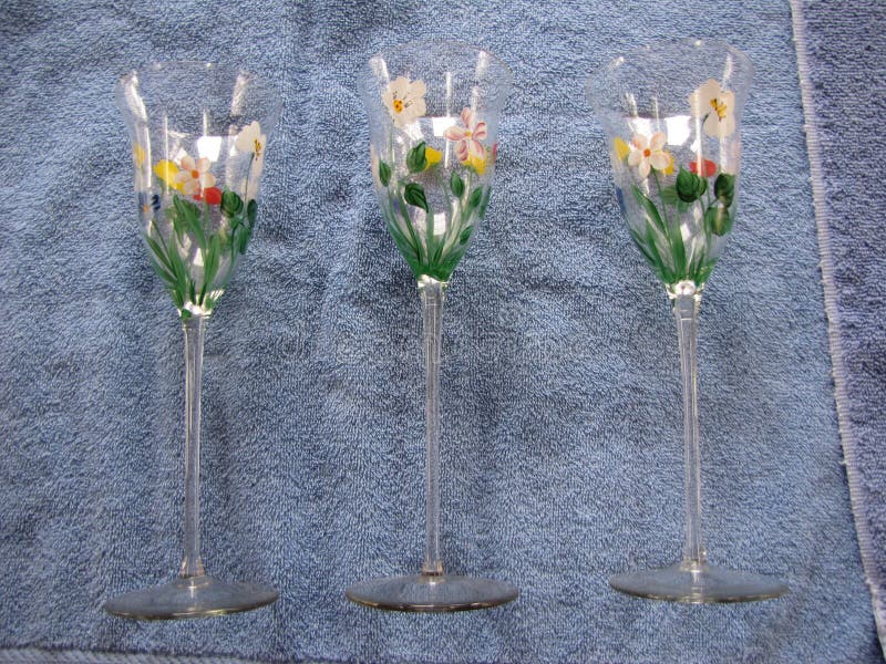 Länge stemmed infall med blommatryckexponeringsglas royaltyfria bilder Länge stemmed infall med blommatryckexponeringsglas royaltyfria bilder