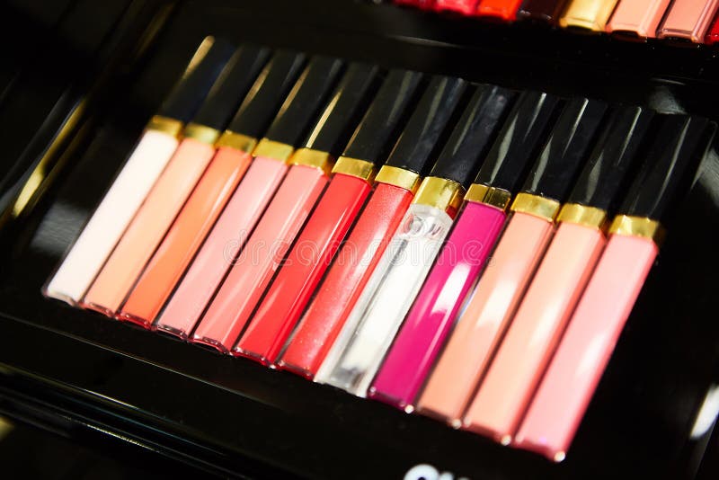 läppstift Färgrika läppstift för mode över svart bakgrund Läppstift tonar paletten, yrkesmässig makeup och skönhet royaltyfri fotografi läppstift Färgrika läppstift för mode över svart bakgrund Läppstift tonar paletten, yrkesmässig makeup och skönhet royaltyfri fotografi