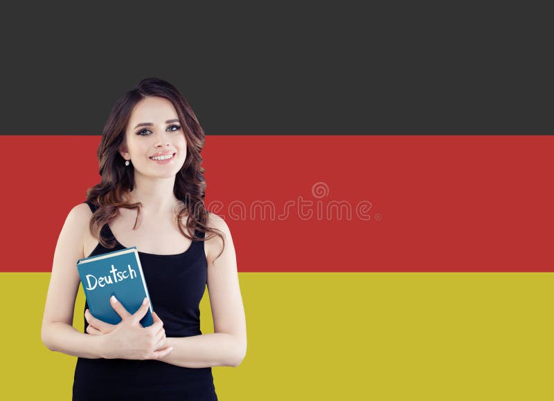 Lär tyskt språk Attraktiv ung kvinna som rymmer phrasebook mot Tysklandflaggabakgrunden royaltyfri fotografi Lär tyskt språk Attraktiv ung kvinna som rymmer phrasebook mot Tysklandflaggabakgrunden royaltyfri fotografi