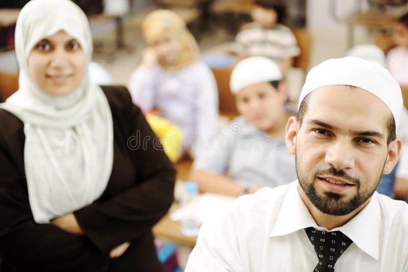 lärare för muslim för klassrumkvinnlig male royaltyfri foto lärare för muslim för klassrumkvinnlig male royaltyfri foto