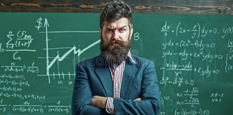 Lärare förklarar matematik i klass. Professor i klassrum i matlektioner. Universitetsprofessor skriver matematisk formel. Bearded- royaltyfri foto