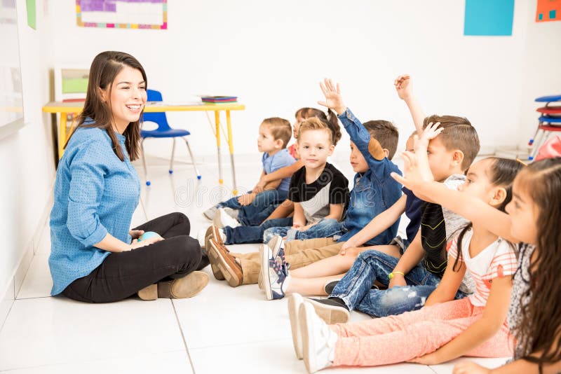Lärare och studenter som har gyckel på skolan royaltyfri fotografi Lärare och studenter som har gyckel på skolan royaltyfri fotografi
