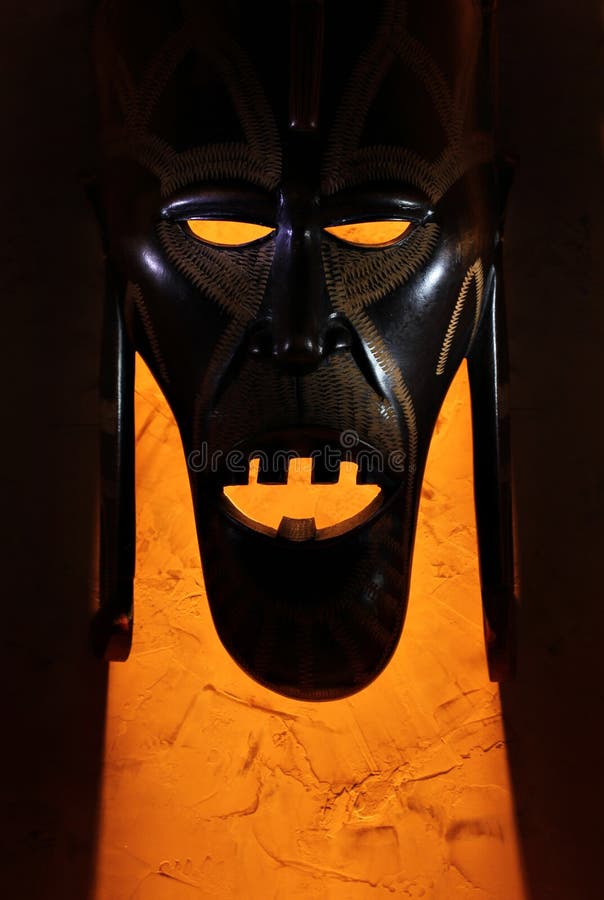 Läskig afrikansk maskering royaltyfria bilder Läskig afrikansk maskering royaltyfria bilder