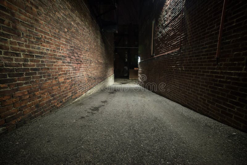 Läskig tom mörk gränd med tegelstenväggar arkivbilder Läskig tom mörk gränd med tegelstenväggar arkivbilder